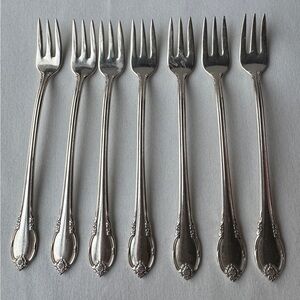 1847 Rogers REMEMBRANCE 7 Cocktail Forks Silver Plated